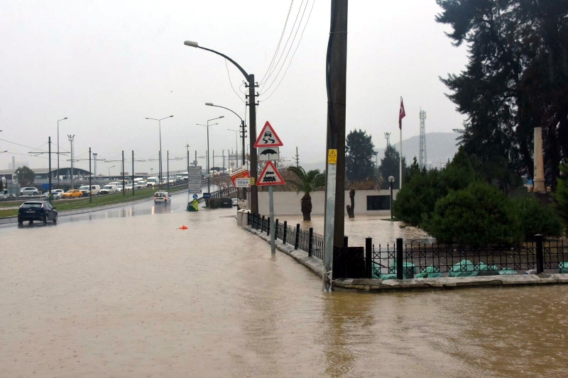 <p>İzmir'den sel görüntüleri</p>