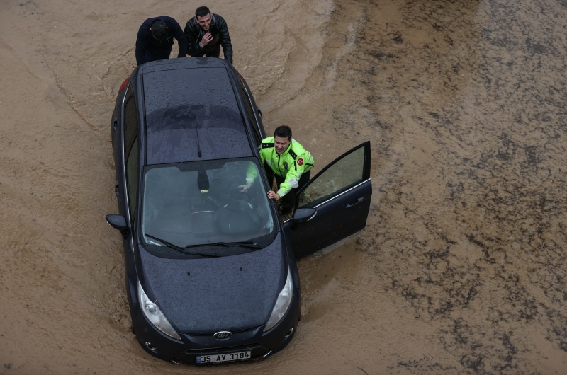 <p>İzmir'den sel görüntüleri</p>