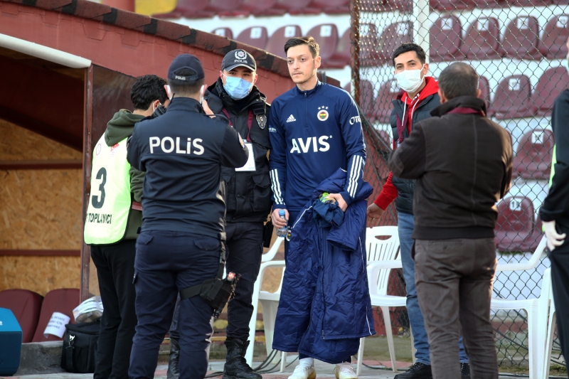 <p>Sarı-lacivertilerde yedeklerde ise Harun Tekin, Mauricio Lemos, Papiss Cisse, Samatta, Ferdi Kadıoğlu, Sadık Çiftpınar, Fatih Yiğit Şanlıtürk, Filip Novak, Uğur Kaan Yıldız ve Mesut Özil forma bekledi.</p>