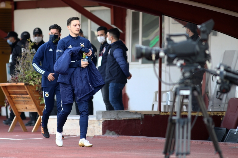 <p><b>MESUT ÖZİL KADRODA</b><br></p><p><br></p><p>Fenerbahçe'nin yeni transferi Mesut Özil, sarı-lacivertli ekipte ilk kez maç kadrosuna alındı.</p>
