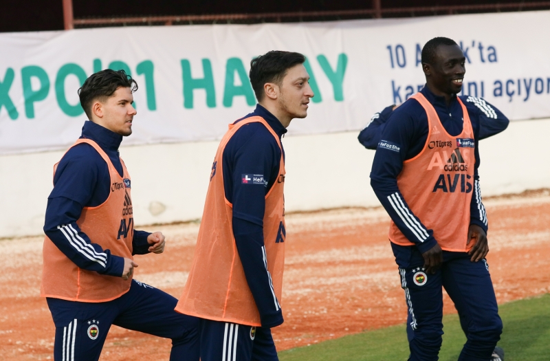 İngiltere'nin Arsenal takımından transfer edilen Mesut, Atakaş Hatayspor maçında yedekler arasında yer aldı.