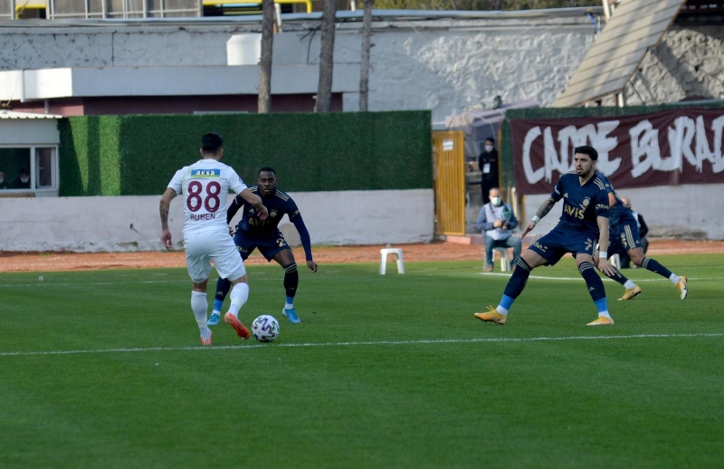 <p>Teknik direktör Erdoğan, kart cezalısı olan Akintola'nın yerine Fenerbahçe maçında Selim Ilgaz'a görev verdi.</p>