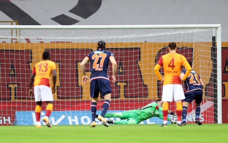 <p>Keşke attığı ilk gol, kafa golü olsaydı. Çok iyi yükseldi. Bu konuda meziyetleri var.</p>