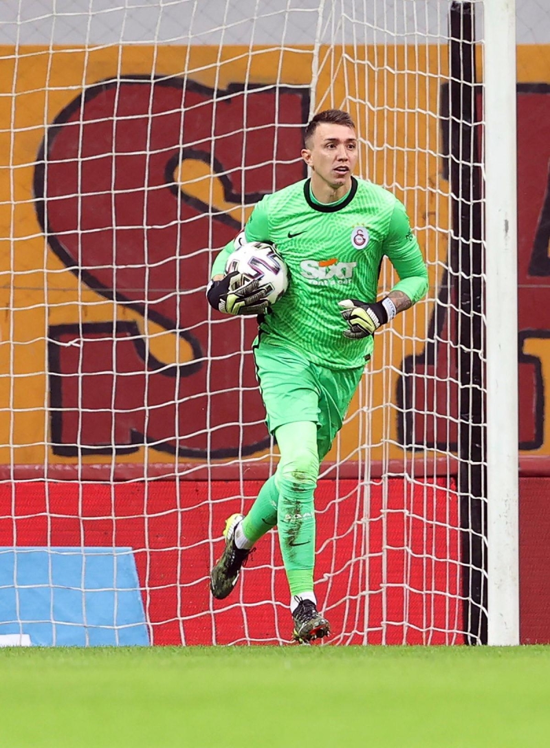 <p>Üç günde bir oyun oynamak hiç kolay değil bu yoğun tempoda. Oyuncularımı iyi mücadelelerinden dolayı kutluyorum. Top bizdeyken tehlikeli bir takımdık, şimdi top rakipteyken de tehlikeli bir takımız.</p>