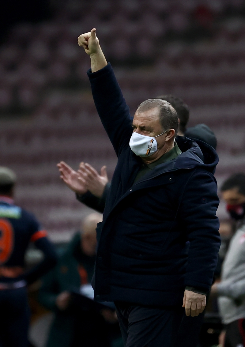 <p><b>ELLERİNDEN GELENİ YAPTILAR</b></p><p>1 transferi daha geride bıraktık. İyisiyle kötüsüyle... Her zaman istekleriniz yerini bulmuyor. Çok da doğal. Bazı isteklerimizin olmayışına alıştık biz. Orada pek günahımız yok. Ancak, burada başkanımızdan Abdurrahim Albayrak'tan, yönetimimizden övgüyle bahsetmek istiyorum. Scout grubumuzdan ve de sportif direktör departmanımızdan hakikaten müthiş bir işbirliği oldu. Ellerinden gelenin fazlasını yaptılar. Gerek ekonomik olarak, gerek mesai olarak kolay değil. Saate karşı, limit, limit aşımı, paranız yok, gelen gelirler çok az. Bunlar kolay işler değil.<b><br></b></p>