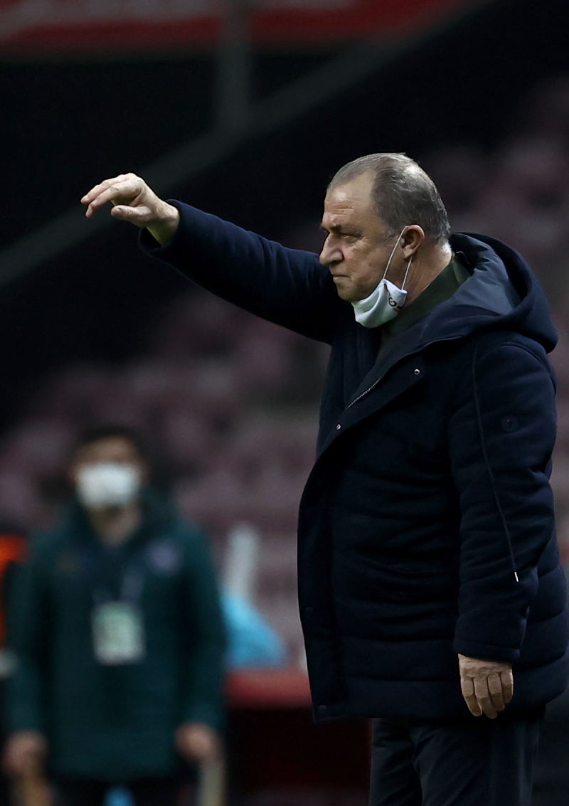 <p><b>'RUI COSTA'YA TEŞEKKÜRLER'</b></p><p>Gedson için buradan ayrıca Rui Costa'ya çok teşekkür ederim. Kendisiyle Şükrü de konuştu, ben de konuştum. Sonradan da teşekkür ettim kendisine. Önemli oyuncu, onu aldık. Gönül istiyor, başka yerlere başka oyuncular alalım. Yapabileceğimizin en iyilerini yapmaya çalıştık. Henry oyuncumuz gibi bir elemanımız. Keşke daha önce getirseydik ama olmadı. Halil çok şey beklediğimiz bir genç yetenek.</p>