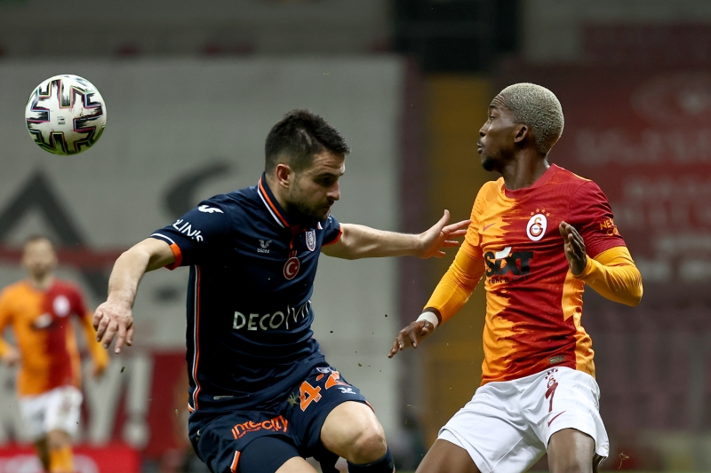 <p><b>'YAKINDA YİNE AÇIKLAYACAĞIM'</b></p><p>Hiç transfer yapmayınca da hayıflanan biri değilim. İleride Galatasaray'a ve bize yetenekte, yaşta oyunculara yöneleceğimizi söylemiştim. Biz hep beraber olunca bunu daha da ileriye götürdük. Yakında merak etmeyin açıklayacağım. Geri kalanını da bir sonrakinde yaparız. Futbol dinamiktir. Gidecekler, gelecekler olacak.</p>