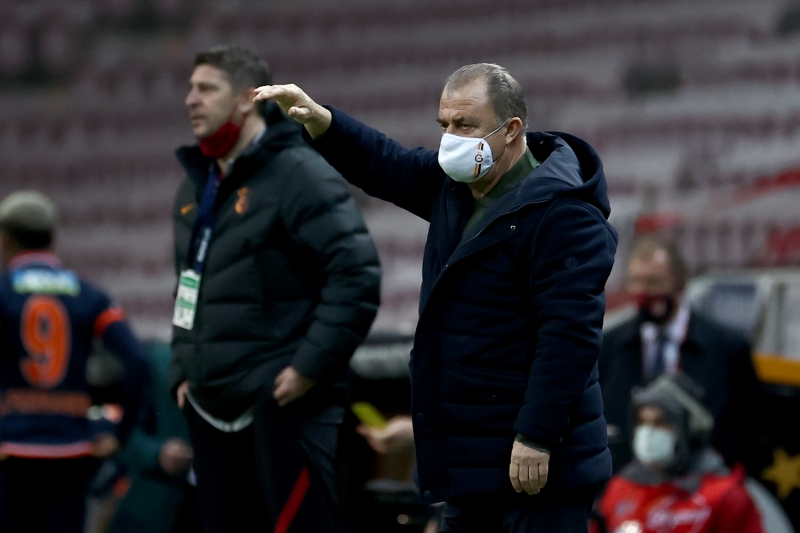 <p><b>'DIŞARI MÜCADELE VERİYORUZ'</b></p><p>Başkan, yönetim, tüm arkadaşlar elinden gelen çabayı gösterdi. Bu transfer dönemi, bundan önceki transfer dönemi bize büyük bir mesaj verdi. Bize derken Galatasaray diyorum. Arkadaşlar siz hep beraber bir araya gelmek zorundasınız. Tek vücut olma mecburiyeti var. Seyircimiz, taraftarımız onlarsız olmuyor biliyorsunuz. Onların biz nefesini gücünü hissediyoruz bünyemizde. Hangi yönetim olursa, herkesin yardım etmesi gerektiği, bir olup beraber olmak gerektiğini anlattı. Bu mesajı aldık.</p>