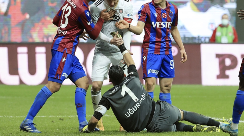 <p>Devre arasnda baarl eldiven iin gelen nerileri deerlendirmeye bile almayan Frtna’nn plan sezon sonu...</p>