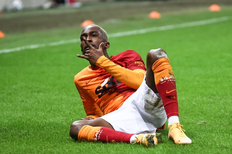 <p><b>ONYEKURU �ZER�NDEN T�RK FUTBOLU ELE�T�R�S�</b></p><p><br></p><p>Onyekuru geldi, ge�en hafta gol att�. 5 ayd�r futbol oynam�yor ve gelip Galatasaray'da bu i�leri yap�yor. Vah T�rk futbolunun haline.</p>