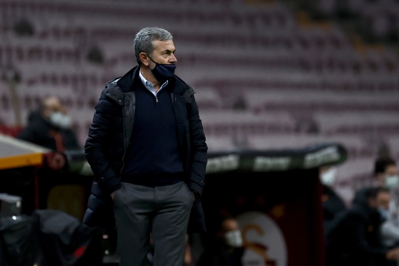 <p><b>AYKUT KOCAMAN’A ELE�T�R�</b></p><p><br></p><p>Aykut Kocaman'�n Muslera'dan bahsetmesini anlamad�m, Ba�ak�ehir bug�n hi�bir �ey oynamad�. �zledi�im tak�mlar�n tepesine Trabzonspor - Be�ikta�'� koyar�m, ard�ndan A. Hatayspor - Galatasaray'� koyar�m sonra Fenerbah�e ve Ba�ak�ehir'i koyar�m ama Fenerbah�e lider.</p>