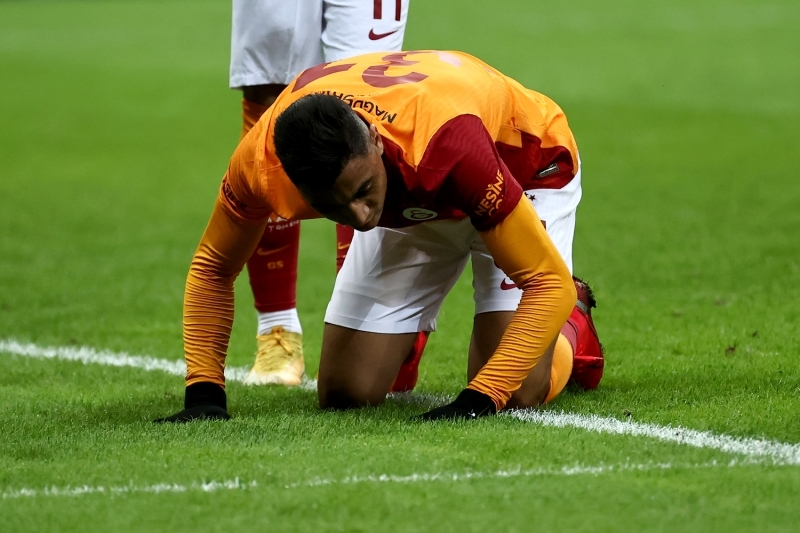 <p><b>GEDSON FERNANDES S�ZLER�</b></p><p><br></p><p>Gedson Fernandes'e bakaca��z, uyacak m�, uymayacak m�, yeni bir oyuncu. Feghouli'yi biliyoruz ama Onyekuru soldayken m�thi� oynuyorlard�. Muhammet hava topunda Diagne'den iyi ama �abuklukta, verka�ta g�rece�iz.</p>