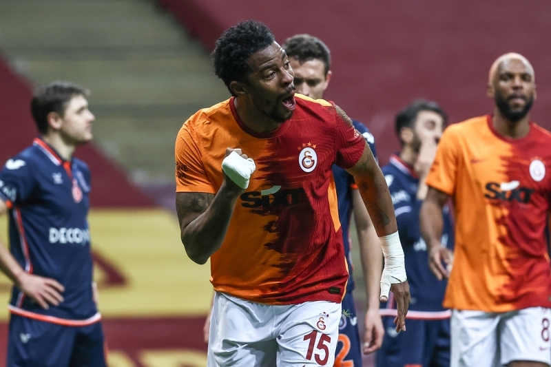<p><b>“40 METREDEN ADRESE TESL�M”</b></p><p><br></p><p>Galatasaray'�n ma��nda at�lan golde Donk'un att��� top, hemen hemen 40 metreden, adrese teslim bir top. �ok g�zel orta, �ok g�zel gol.</p>