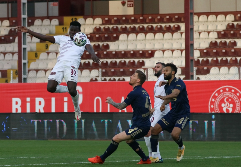 <p><b>2. YARIDA ADETA BUNALDILAR</b></p><p><br></p><p>4-4-2 dizilişiyle sahada yer alan F.Bahçe, her iki yarıda da kontratakla sonuca gitmeye çalıştı. Topla oynama oranı yüzde 36'da kalan Sarı-Lacivertliler, özellikle 2. yarıda çok zor anlar yaşadı.</p>