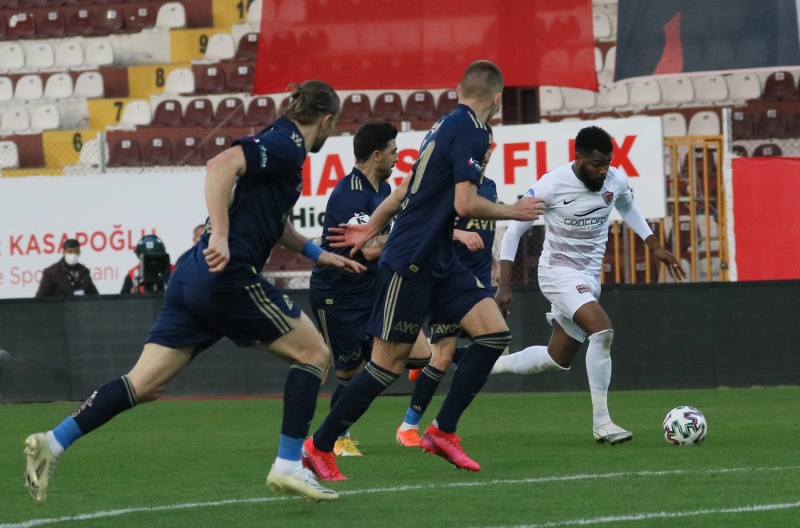 <p><b>FENER REKORU TERSTEN KIRDI!</b></p><p><br></p><p>Fenerbahçe kalesinde 18 şut görürken, olumsuz anlamda bir rekorun da sahibi oldu. Hatay, Fener ceza sahasında 35 kez topla buluştu. Bu F.Bahçe için bu sezonki en yüksek rakam oldu. yaşadı.</p>