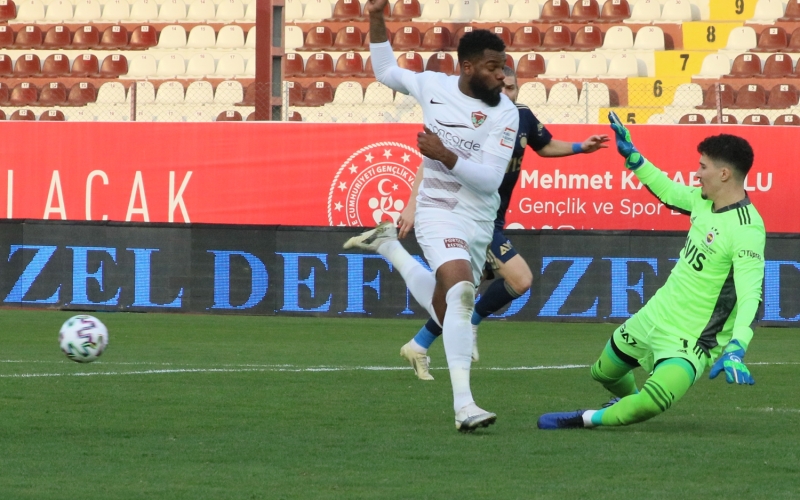 <p>Özellikle maçın 2. yarısında çok zorlanan Sarı-Lacivertliler kaleci Altay'ın kurtarışlarıyla ayakta kaldı.</p>