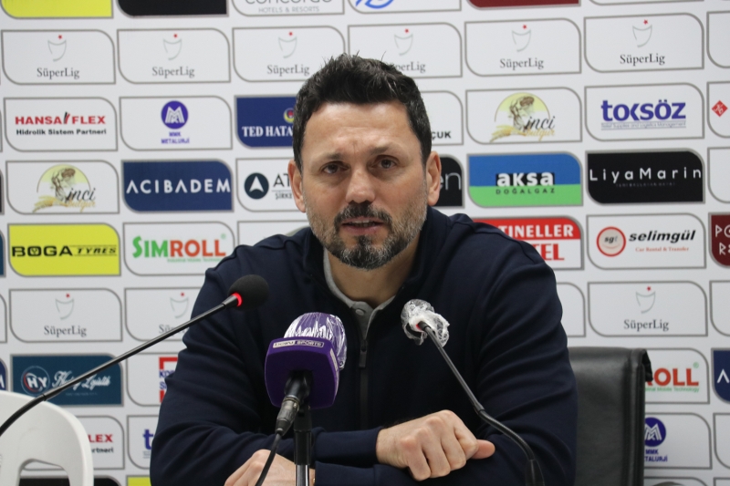 <p><b>ZOR OLACAĞINI TAHMİN EDİYORDUK</b><br></p><p><br></p><p>Hatayspor galibiyetinin ardından konuşan Fenerbahçe'nin hocası Erol Bulut, Rize maçı sonrası 65 saat dinlenip sahaya çıkmanın kendilerini olumsuz etkilediğini söyledi. Bulut, <b>'Zor bir maç olacağını biliyorduk. İstediğimiz oyunu tam anlamıyla sergileyemedik. Doğal olarak baskı yedik ama kazandığımız için mutluyuz.'</b> ifadelerini kullandı.</p>