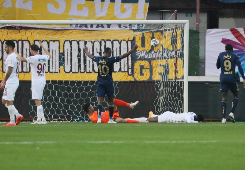 <p><b>2. KEZ BU ŞEKİLDE KAZANDILAR</b></p><p><br></p><p>Fenerbahçe bu sezon 2. kez bu oyun tarzıyla 3 puan kazandı. Daha önce de Alanya'yı 2-1 yenerken topu rakibe bırakmıştı. Bu futbolun derbi galibiyetine yetip yetmeyeceği ise soru işareti.</p>