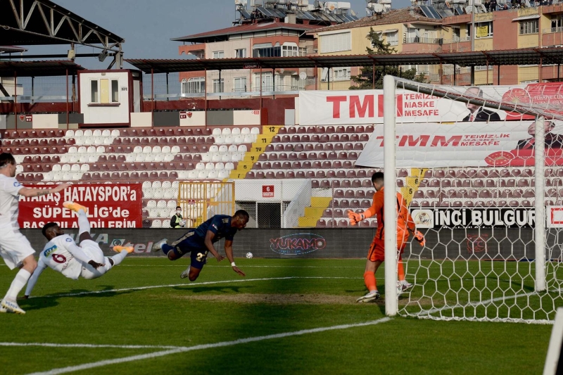 <p><b>THIAM'IN GOL SAYISI 5 OLDU</b></p><p><br></p><p>Maçın 26. dakikasında fileleri havalandıran Mame Thiam Süper Lig'deki 5. golüne imza attı. Thiam zaman zaman Valencia ile kanat ve santrfor mevkinde değişerek oynadı.</p>