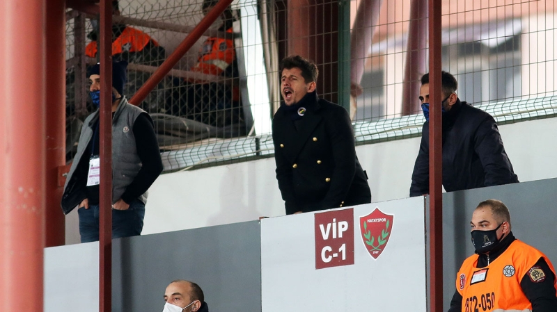 <p>Fenerbahçe'nin üst üste kalesinde verdiği pozisyonlar sonrası küplere binen Belözoğlu, tribünden sahadaki futbolculara uyarılarda bulundu. </p>