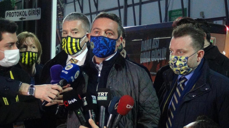 <p><b>İMZA ÖNCESİ KONUŞMAYI SEVMİYORUZ</b><br></p><p><br></p><p>Fenerbahçe Başkanı Ali Koç, Hatay maçı sonrası transferlere ilişkin, <b>'Biz transfer öncesi 'o oyuncu bizi istiyor' diye konuşmayı sevmiyoruz. İmza sonrası konuşuyoruz'</b> dedi.</p>