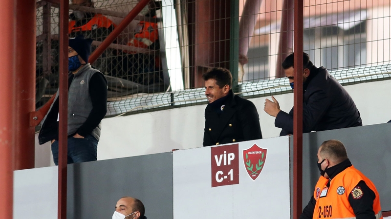 <p>Maç süresince oldukça gergin olan Emre Belözoğlu, son düdük ile ise büyük bir mutluluk yaşadı.</p><p><br></p><p>Takvim</p>