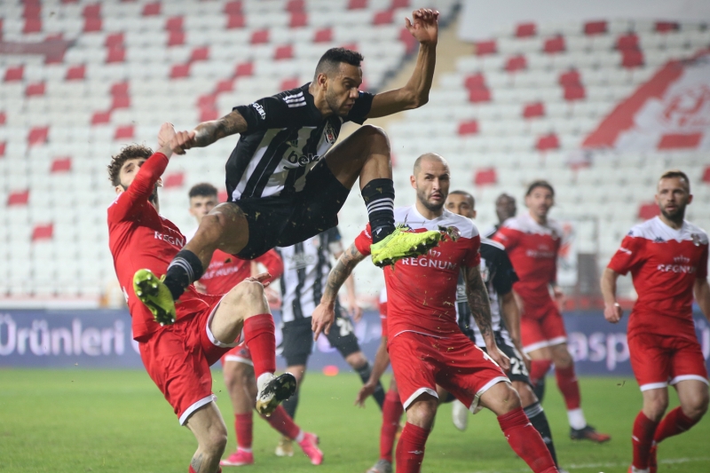 <p>Sürekli yerden kalkmadılar, futbol böyle oynanmamalı ya!</p>