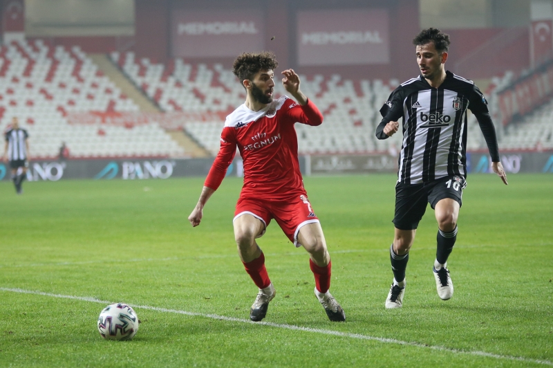 <p>Hakemlerin bu son 3 maçta nasıl yönettiklerini biliyoruz ama futbol bu değil, böyle olmamalı.</p>