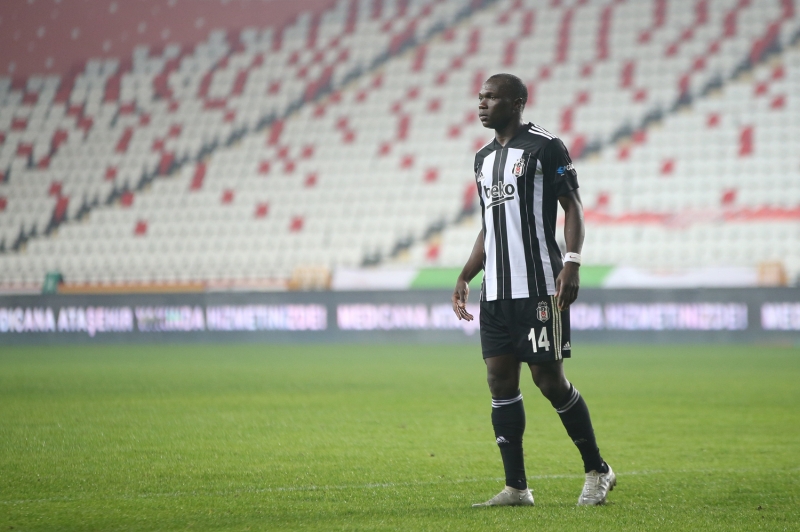 <p>Göztepe, Trabzonspor ve bu maçta, hakem arkadaşların yönetimleri... Bütün takdir hakları rakipten yana ve böyle olmamalı. Maçlar daha adaletli oynanmalı.</p>