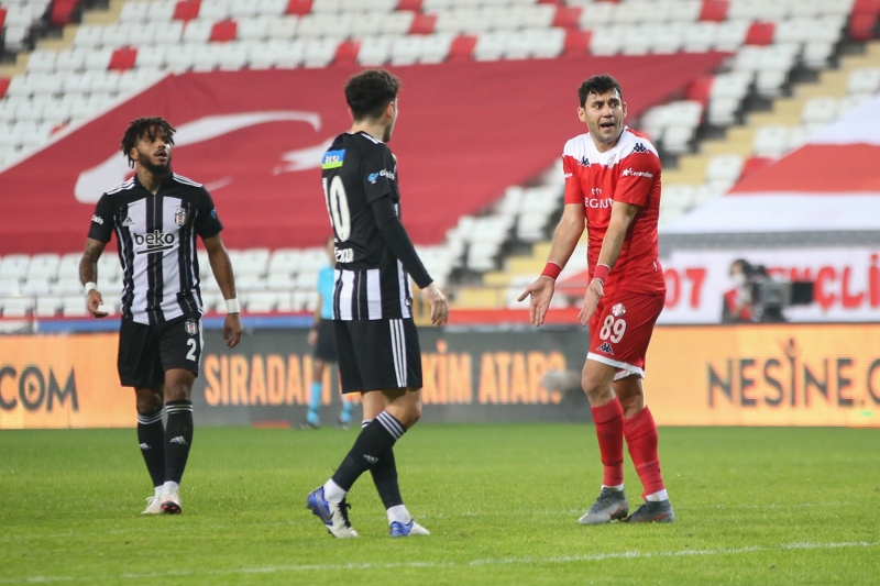 <p>Bu böyle devam etmeyecek. Sürekli yerde yatıyorlar! Öldü zannedersin ama ayağa kalkıyor! </p>