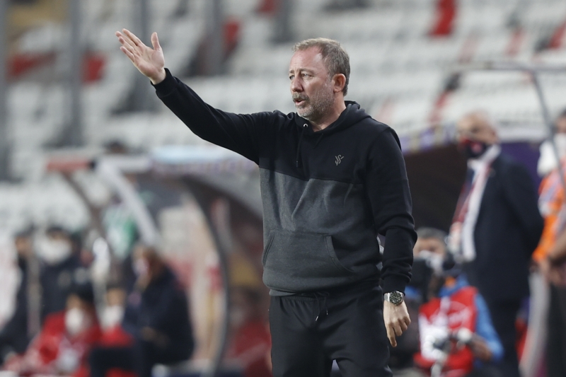 <p>Bu oyunla 1 puan aldın ne oldu? Kalecimiz terlemedi. Bu şekilde nasıl kazanacağız? Geçen maç 20 dakika oyun oynanmadı.</p>