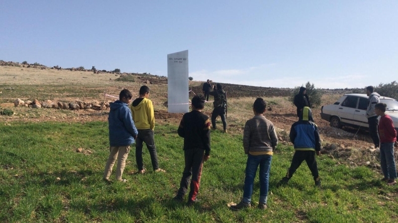 <p>Araziye dikilen metal bloğu gören mahalleli, durumu jandarmaya bildirdi.</p>