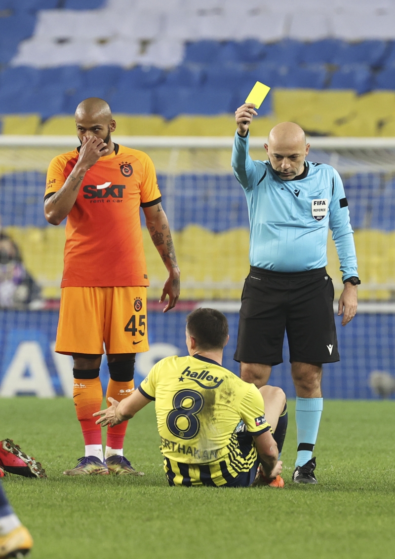 <p><b>'VALLAH� B�LLAH� BUNLARI B�R TEK T�RK�YE'DE YAPIYORSUN'</b><br></p><p>Milli oyuncu, ikinci yar�da ise C�neyt �ak�r'a 'Vallahi billahi bunlar� bir tek T�rkiye'de yap�yorsun' �eklinde tepki g�sterdi.</p>