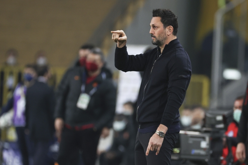 <p>Derbide faul d�d��� sebebiyle s�k s�k oyun dururken Caner Erkin, hakem C�neyt �ak�r'a bir pozisyon sonras�nda tepkide bulundu.</p>