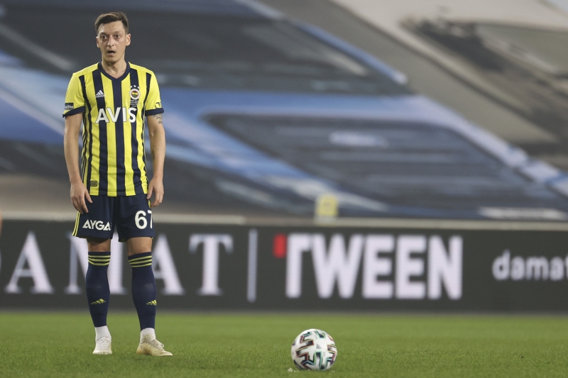 <p>Fenerbahçe'nin kafasında 1 puan vardı. Gustavo, çok önemli bir oyuncu. Fenerbahçe'nin stoperleri belli oldu, Tisserand ile Serdar Aziz.</p>