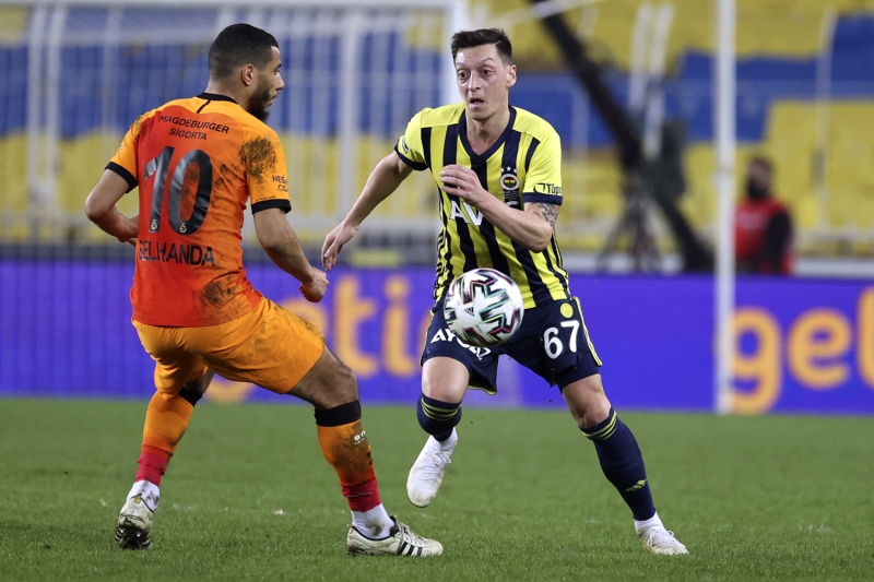 <p>Galatasaray'ı gole kadar beğendim. En iyileri Donk, Taylan ve Muhammed'di. Muslera'yı zaten saymıyorum, zaten bunları çıkarırdı. Galatasaray aman aman mı oynadı, Arda hemen hemen yoktu, Belhanda birkaç iş yaptı. Kaleci, Donk, Taylan ve Muhammed omurgası iyi oynadı.</p>