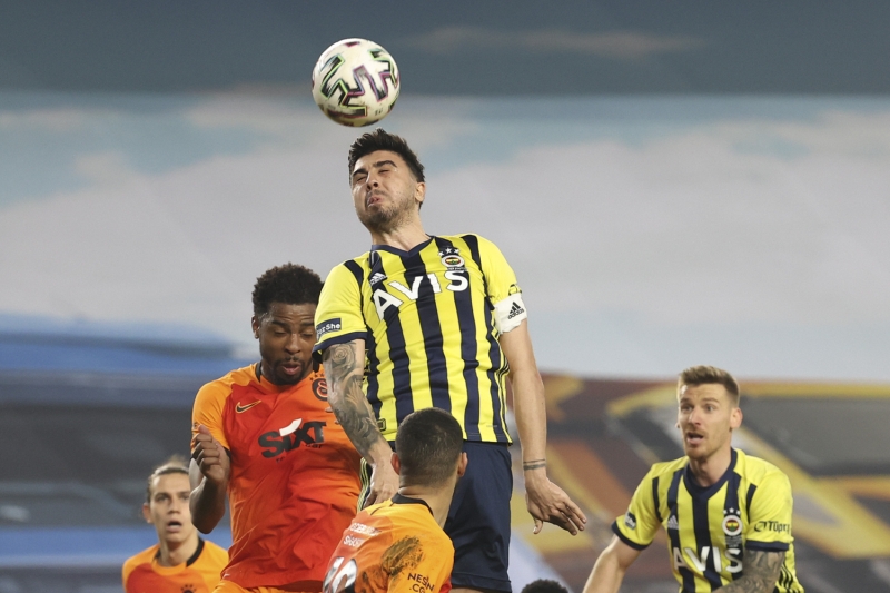 <p>Topu ileride tutmak için Mesut Özil'in yeteneği yetti. Galatasaray'ın santrforu Muhammed, Fenerbahçe'de olsa Fenerbahçe rahat şampiyon olur.</p>