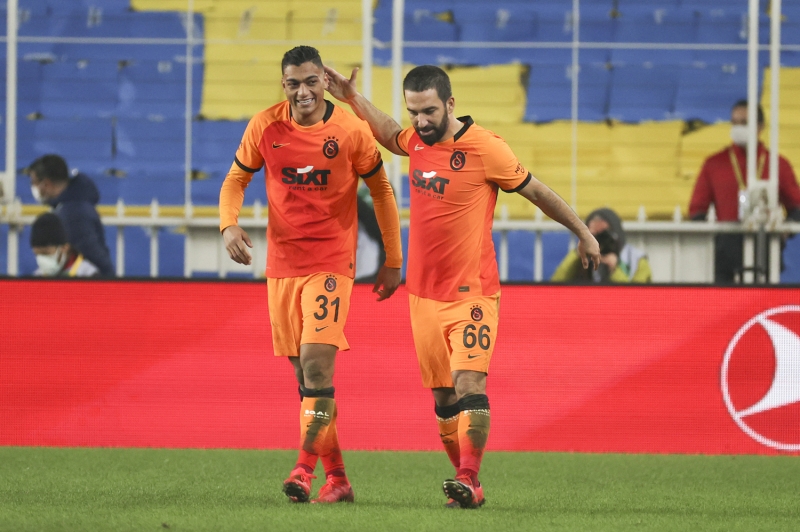 <p>Fenerbahçe Gustavo'yu, İrfan Can'ı bir an önce düzeltmezse işi çok zor. Fenerbahçe, santrforsuz oyuna yönelmeli. 3-4 santrfor var, benzer oyuncular.</p>