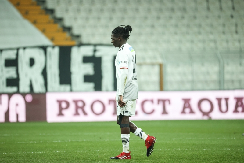 <p>Oyuncuları özellikle uyarıyoruz bu kartlar için ama futbol böyle bir oyun. 10 kişi kalıyorsun. </p>
