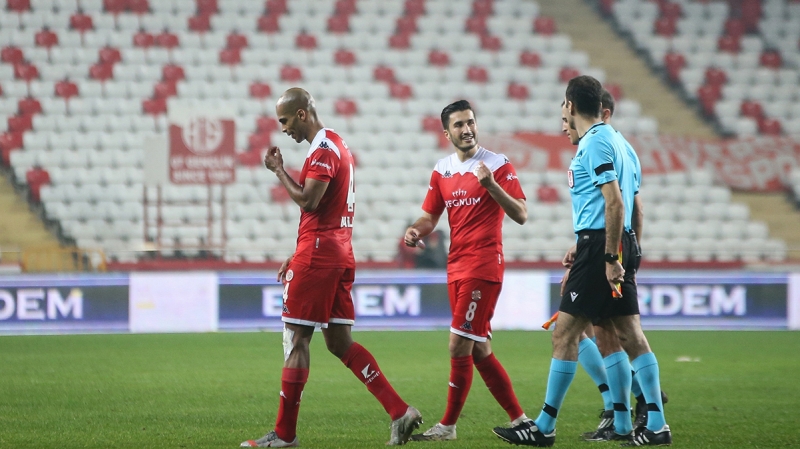 <p>Bu ma�ta Veysel Sar�'y� oyundan atmas� �ok tart���lm�� ve Antalyaspor taraf�ndan d�d���n� asmas� istenmi�ti.</p>