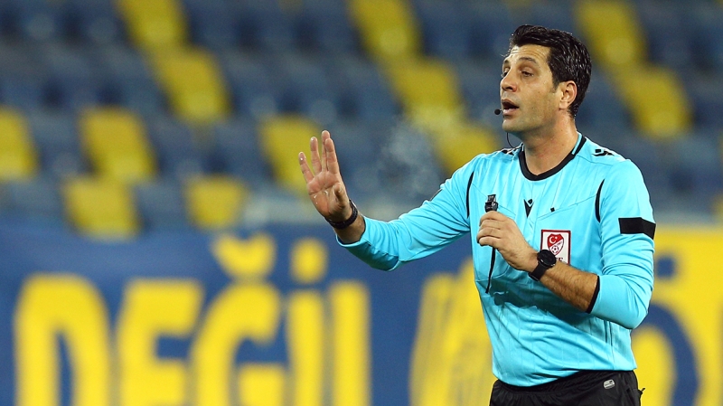 <p><b>MUSTAFA ��RETMENO�LU</b></p><p><br></p><p>Trabzonspor-Denizlispor ma��nda d�d�k �alan Mustafa ��retmeno�lu ise, Denizlisporlu Mustafa Yumlu'nun penalt� tart��mas�na sebep olan hareketine, VAR'a gidip bakt��� halde 'Devam' demi�ti. </p>