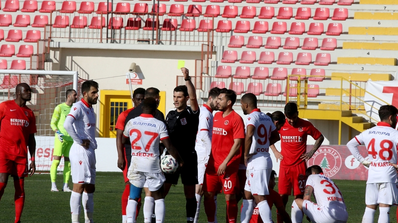 <p>Erman Toro�lu, TFF 1. Lig'de ge�en hafta oynanan �mraniyespor-Samsunspor ma��nda kural hatas�na imza atan <b>Ramazan Kele�</b> ile birlikte g�revli olan <b>Sezgin ��nar, G�kmen Baltac� </b>ve <b>Tayfun Sar�</b>'n�n da ma�lara verilmeyece�ini s�yledi.</p><p><br></p><p>A Spor</p>