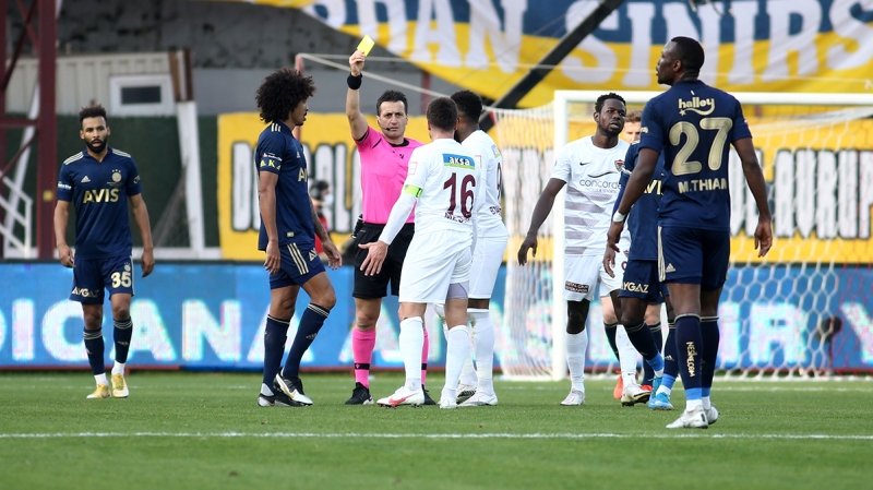 <p>Baz� hakem yorumcular�, Arslanbo�a'n�n Hatay lehine iki pozisyonda penalt�y� es ge�ti�ini iddia etmi�ti.</p>