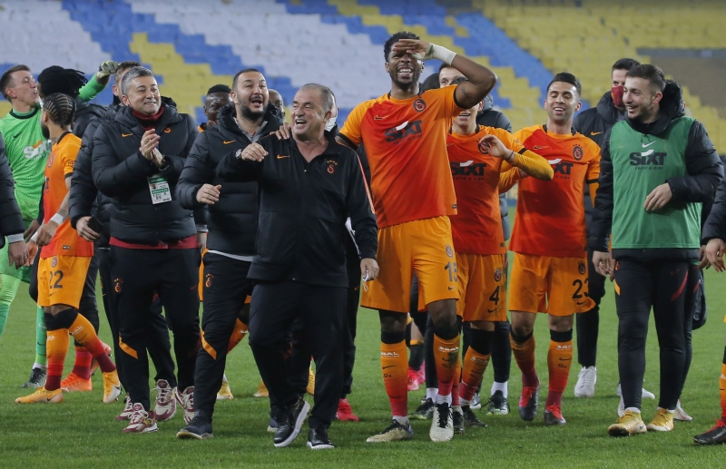 <p>Bu yüzden daha çok <b>sorumluluğu orta sahadaki isimlere verdi.</b><br></p>