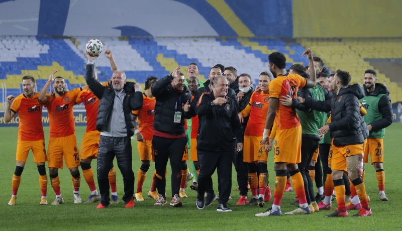 <p>Sarı-Lacivertliler'i ekibiyle birlikte tüm detaylarına kadar analiz eden tecrübeli çalıştırıcı, maç sonrasında, <b>'Düşündüğümüz hiçbir senaryo bizi yanıltmadı. Ne çalıştıysak, ne beklediysek hepsi gerçekleşti'</b> yorumunda bulundu. </p>