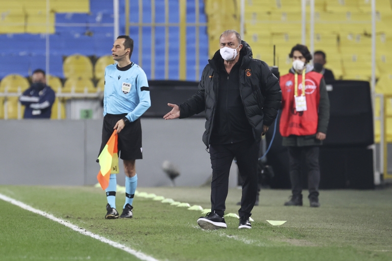 <p>Mohamed'i, Fener'in iki stoperi arasında tutan ve ileriye çıkartmayan <b>Terim, maç öncesi de stattan kendilerine edilen küfürleri, maç öncesinden başladığı motivasyon konuşmasının sonuna ekleyerek takımını sahaya sürdü</b> ve Florya'ya zaferle dönmeyi başardı. </p>