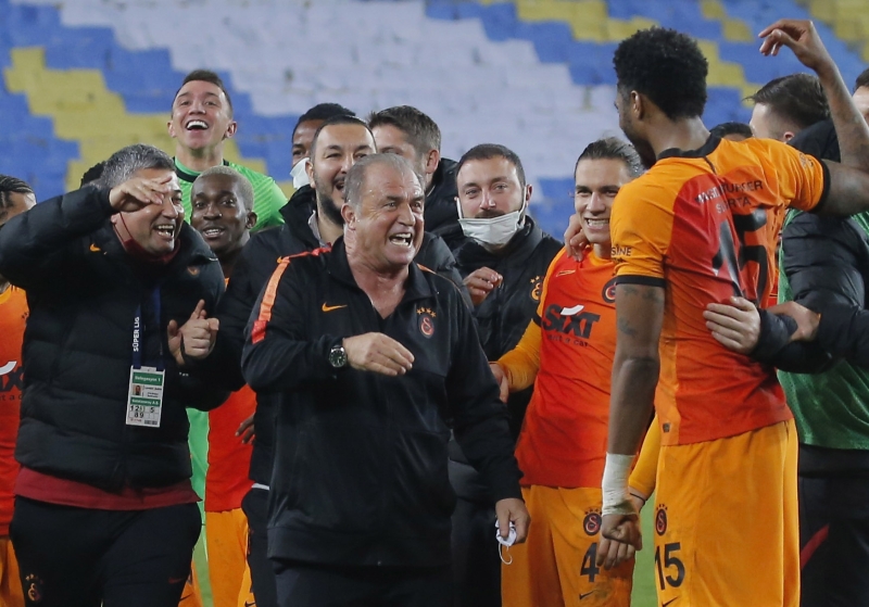 <p><b>SON ANA KADAR KULLANDI</b><br></p><p><br></p><p>Takımından son ana kadar sabırlı olmasını ısrarla isteyen deneyimli hoca, topun kontrolünün mümkün olduğu kadar kendilerinde kalmasını talep etti. </p>