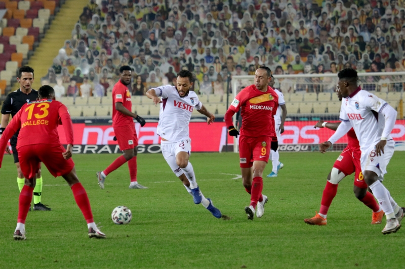 <p>'Ben maç maç bakıyorum, parçadan bütüne gidiyorum. Paket program değil, tek tek gideceğiz. Yarın Gaziantep maçı için antrenmanlara başlayacağız' ifadelerini kullandı.</p>