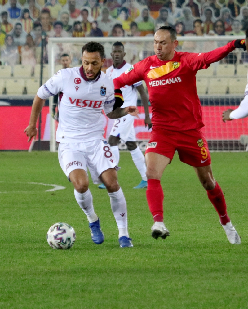 <p>'Bu yoğun süreçte bu maçları kazanmak kolay değil. Oyuncularım oyundan çıkmak istiyor. Karşımızda çok iyi bir enerji var. Bu seri devam ettiği sürece, onlar böyle devam ettiği sürece ben bu kasketi takmaya devam edeceğim'</p>