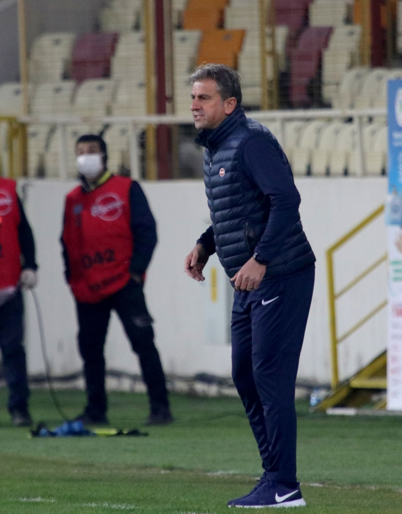 <p>Trabzonspor'un başında son beş lig maçını kazanan ve takımı 4.sıraya kadar taşıyan aynı zamanda da TFF Süper Kupa maçında Başakşehir'i geçip kulüp kariyerinin ilk kupasına uzanan Abdullah Avcı, Trabzonspor'da 15 lig maçında 36 puan topladı ve kariyerinin en iyi Süper Lig puan ortalamasına ulaştı.</p>